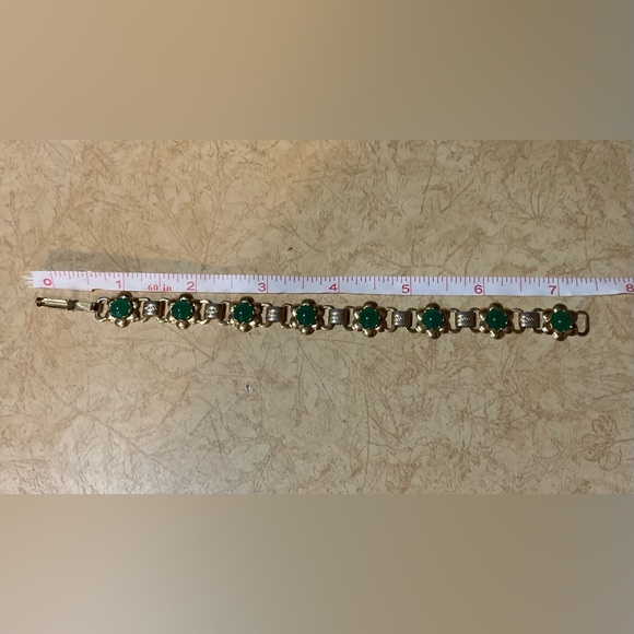 St. Patrick’s Day: mug, leprechaun, ngold plated/tone bracelet with green stone. - Picture 7 of 9